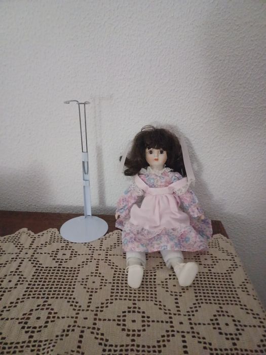 Boneca de porcelana muito bonita