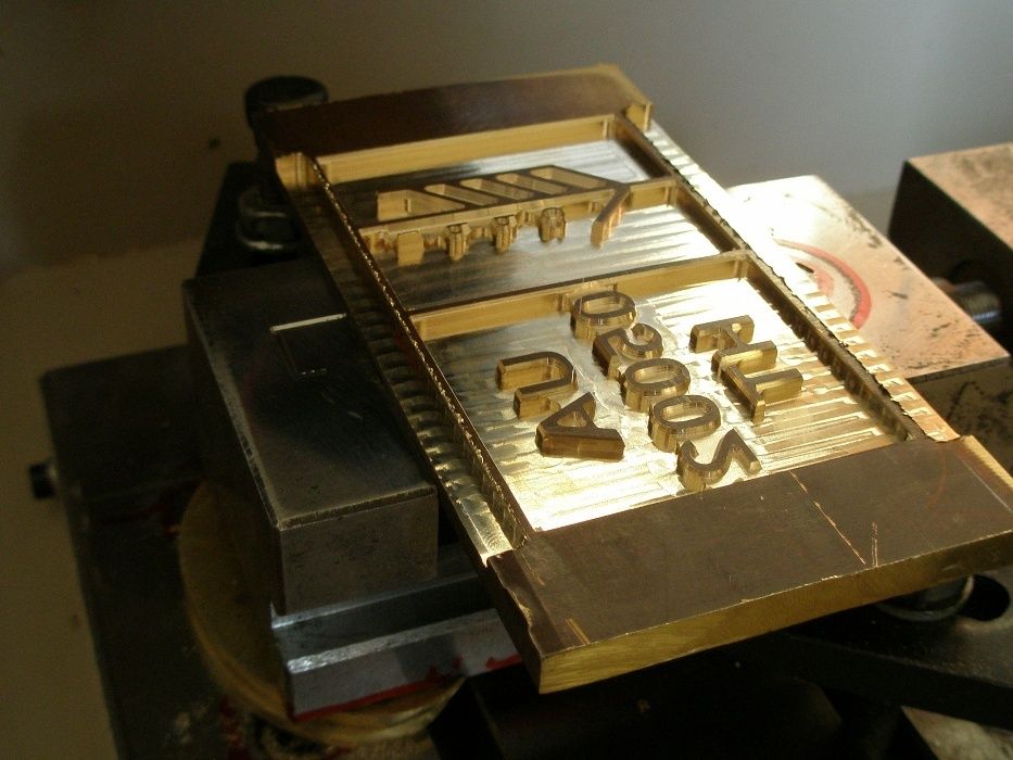 гравировка плашек пломбираторов, латунных печатей