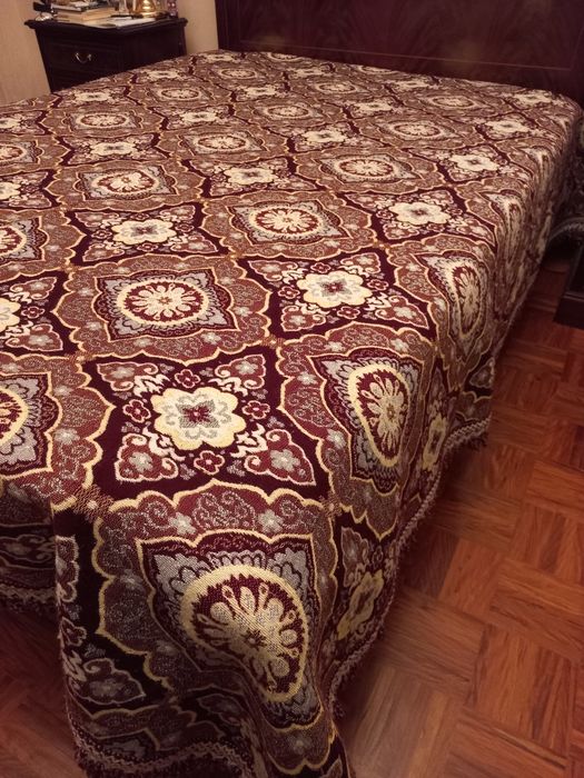 Colcha cobertor com franja em tons bordeau e amarelo