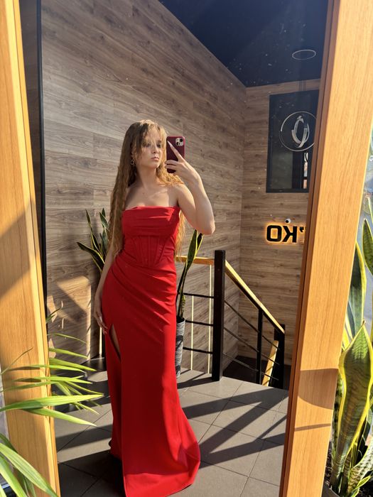 Яскрава сукня для випускного