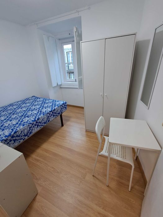 T-2 Novo.Equipado & mobilado. Na LAPA, centro Lisboa.Disponível.