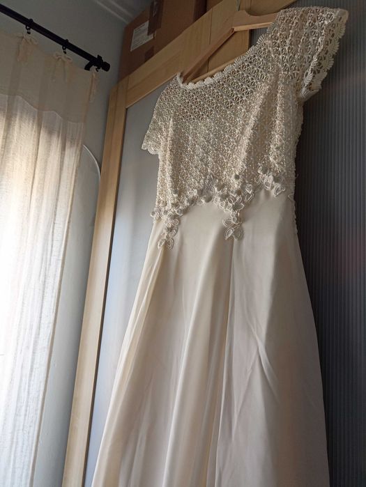 Vestido de noiva. Impecável. Cor branco pérola.