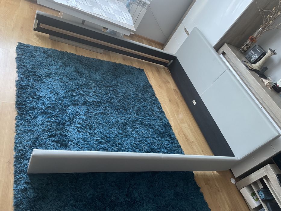 Niekompletne nowe łóżko małżeńskie