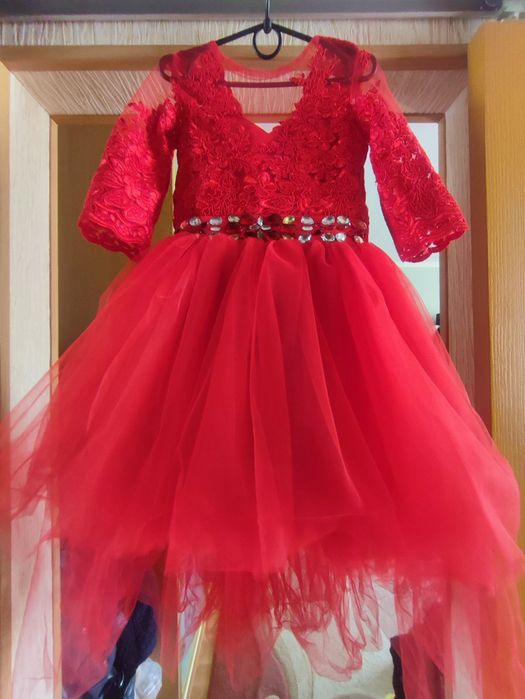 Шикарное красное платье на рост 128