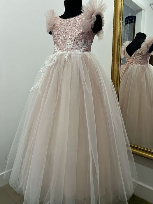 Розпродаж випускних суконь для дівчаток в садочок