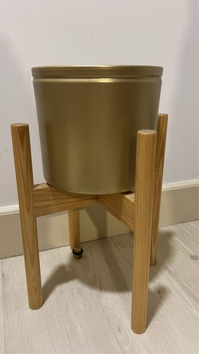 Vaso com apoio de madeira