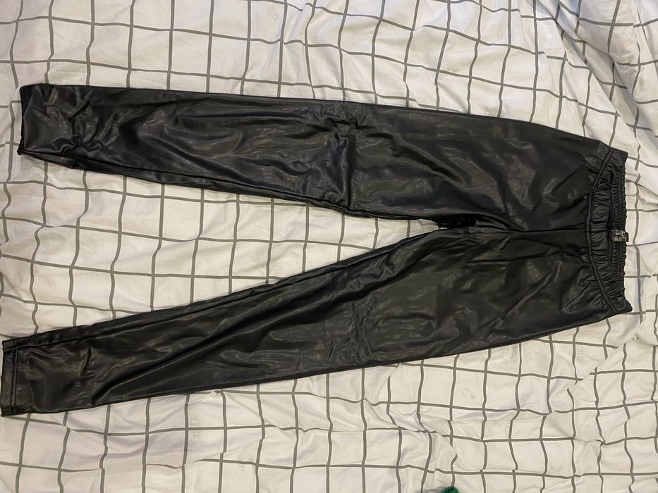 Чорні, кожані штани