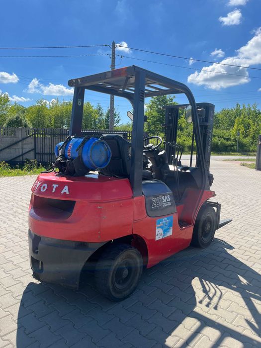 Sprzedam wózek widłowy Toyota 40-7FG25 (Rok 2000)