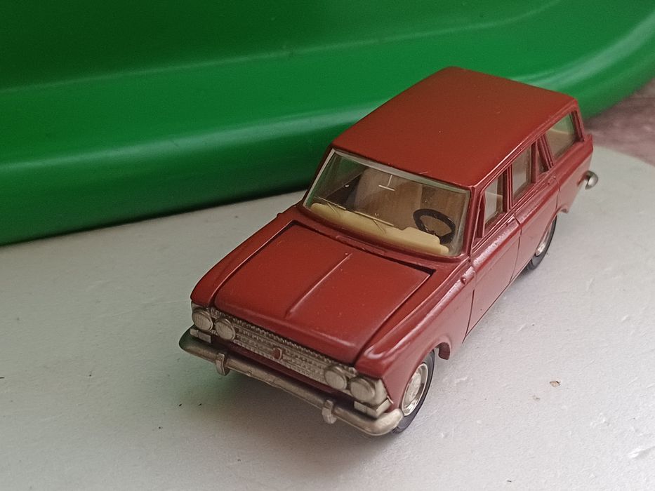 Модель авто СССР  1:43 "москвич-426" красный цвет.
