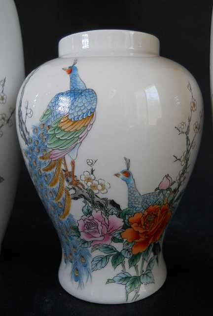 Три Японские интерьерные фарфоровые вазы с изображением роз и павлинов