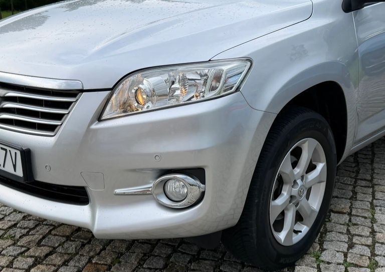 Toyota RAV4 2011 год  2.0 дизель