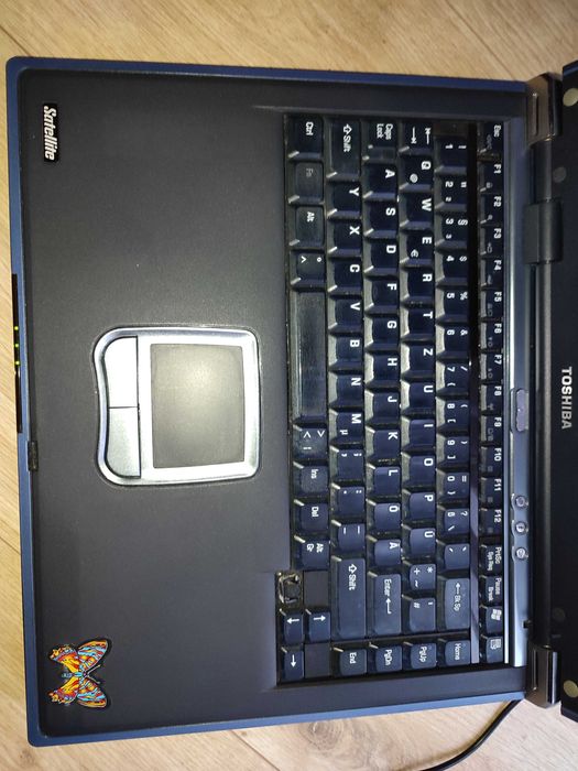 Retro laptop z 2003 roku Toshiba Satellite 2430 z procesorem Pentium 4
