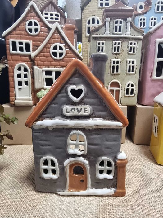 Ceramiczny Domek Lampion „LOVE” – Zimowa Kamieniczka (943347)