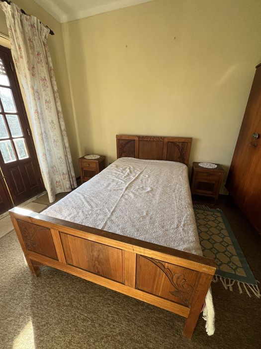 Cama e mesas de cabeceira
