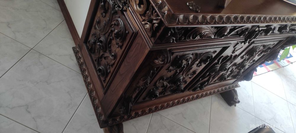 Arca de madeira maciça trabalhada