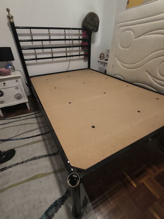 Vendo cama usada com possibilidade de colchão