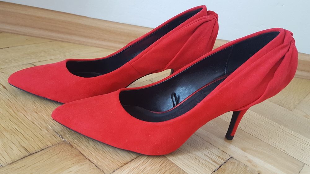 Piękne, czerwone szpilki Bershka