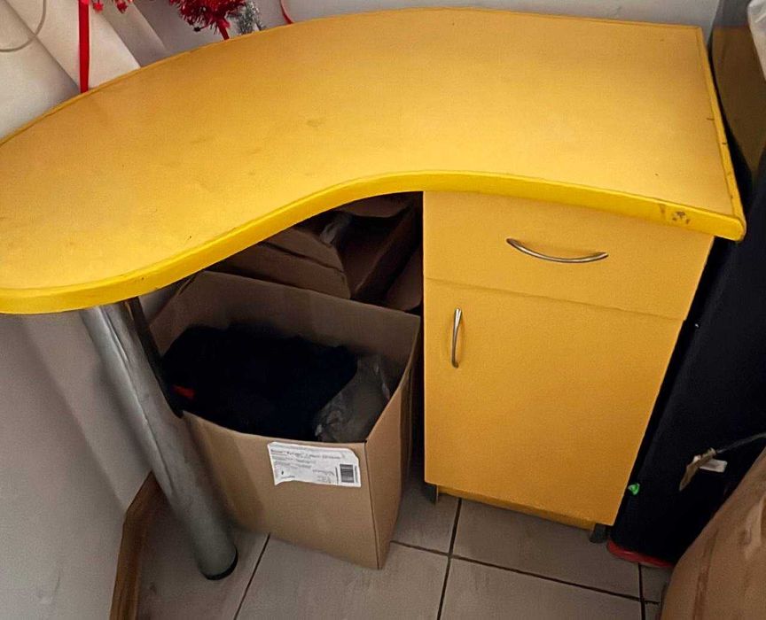 Столи крісла для магазину офісу .