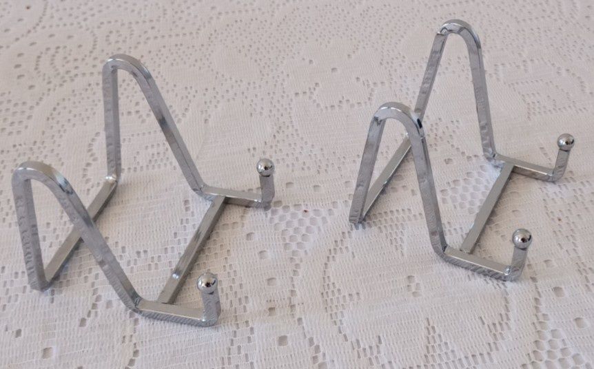 Suportes de Mesa em Metal Cromado para Pratos Decorativos / Peças Decorativas (Novos)