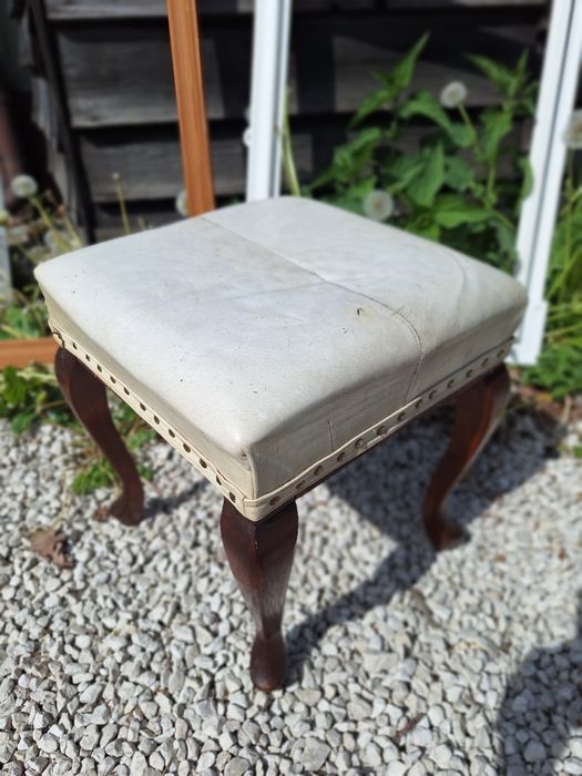 Pufa skórzana ludwikowska, drewno