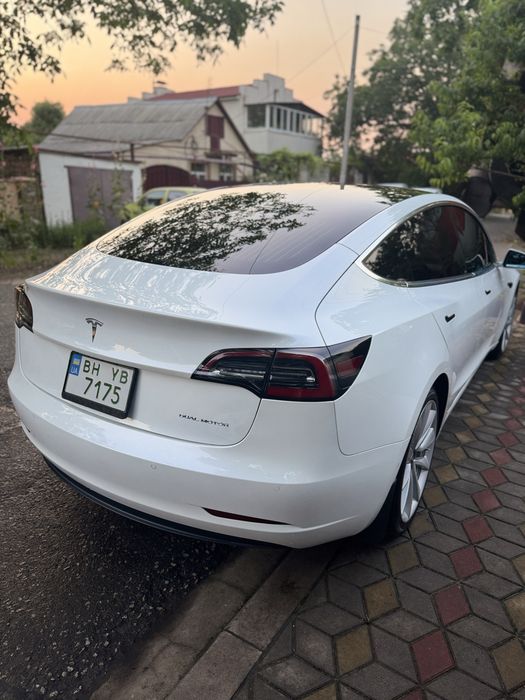 Продам tesla model 3 long range 2020 года