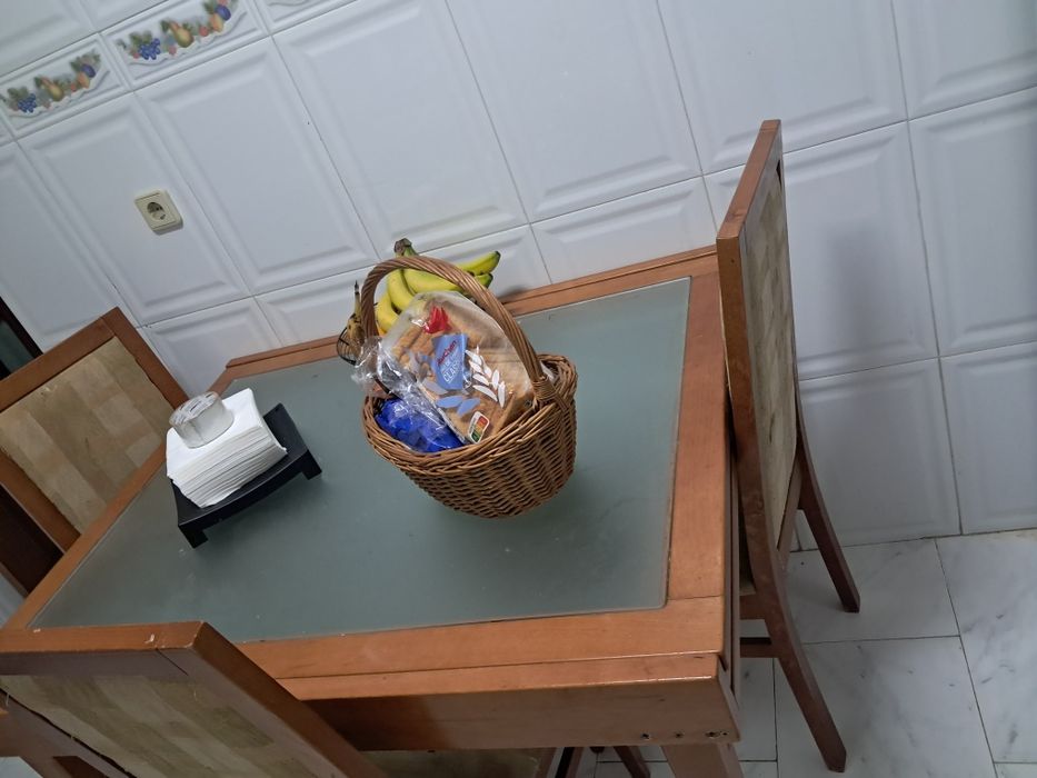 Mesa com 4 cadeiras