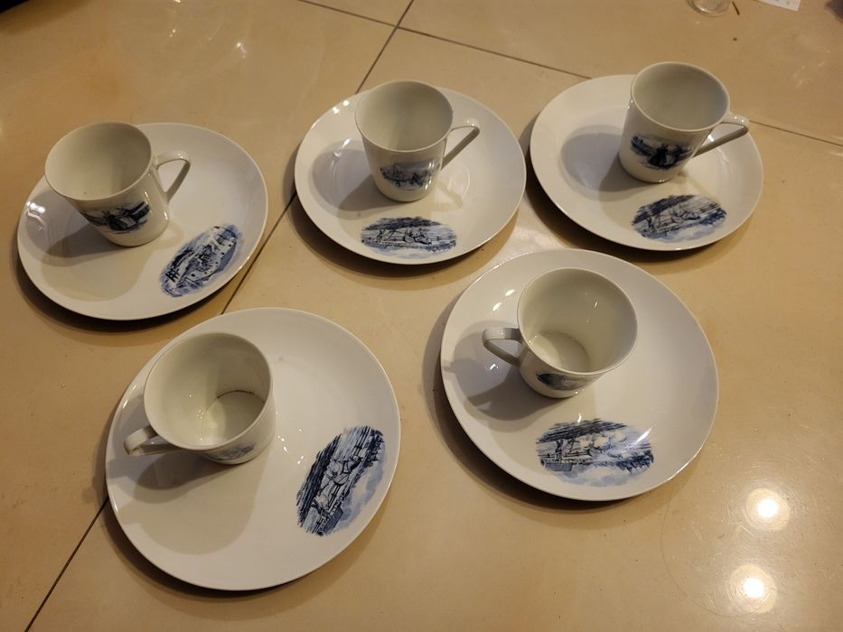 Sprzedam zestaw 5  filiżanek z talerzami  - 35 zł