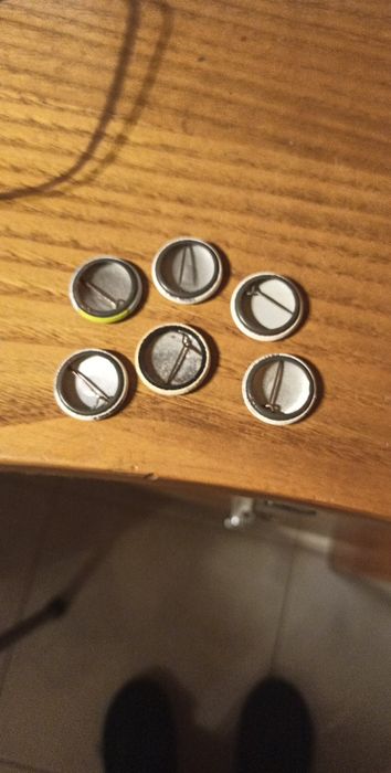 Telefone fixo portátil e vários pins antigos