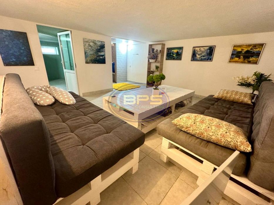 Просторий будинок з сонячними панелями. 262 м² з ремонтом і ділянкою 5 соток.