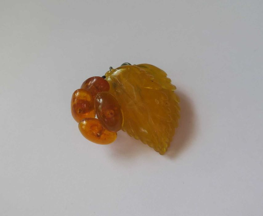 Stara broszka z czasów PRL imitacja bursztynu vintage