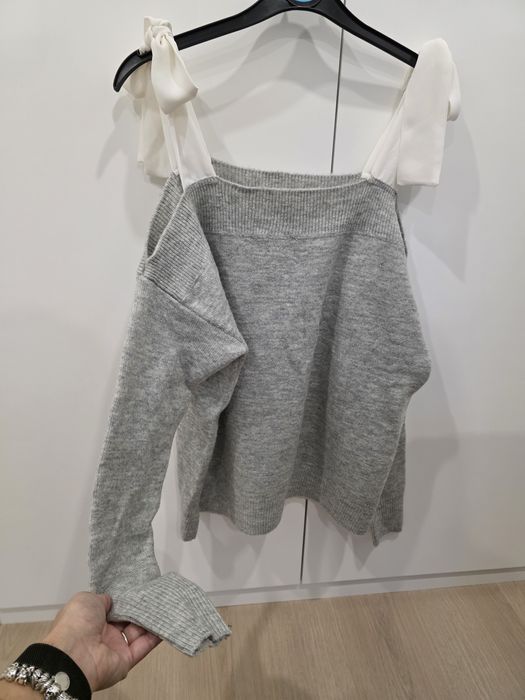 Camisola cinzenta com laços