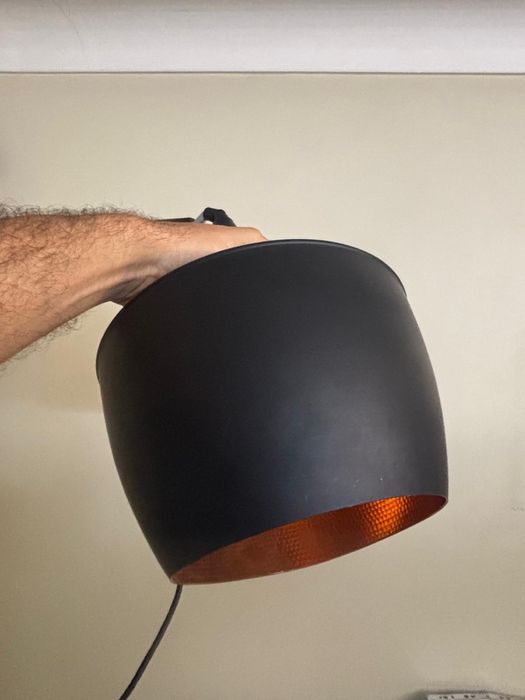 Candeeiro de tecto preto mate com interior em dourado.