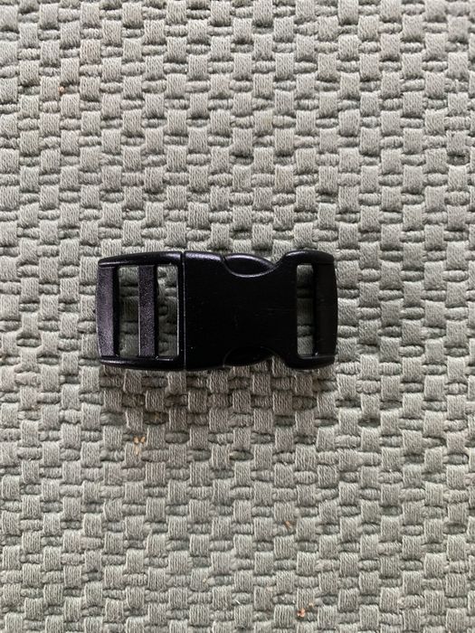 Klamra zapięcie do kasku rowerowego, torebki, plecaka.