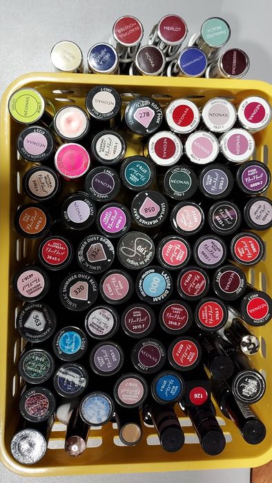 Zestaw kolorowych hybryd z lampą oraz naklejkami