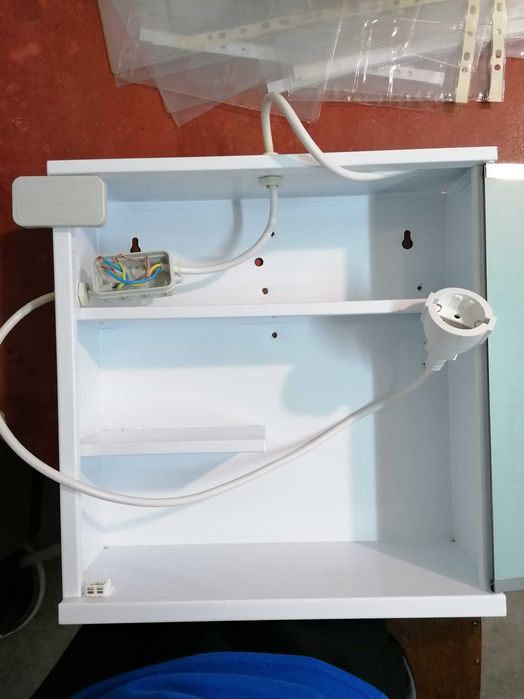 Vendo armário de WC com espelho