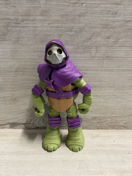 figurka to Donatello w przebraniu szkieletu.