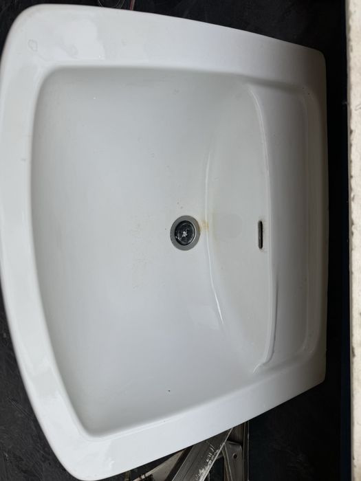 Umywalka ceramiczna biała duża PRL z syfonem i korkiem