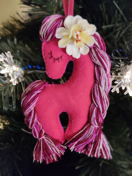 Чарівна новорічна іграшка у вигляді коня, виготовлена вручну з особлив