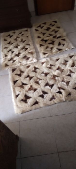 Tapetes em pele decorativos vindos de Angola