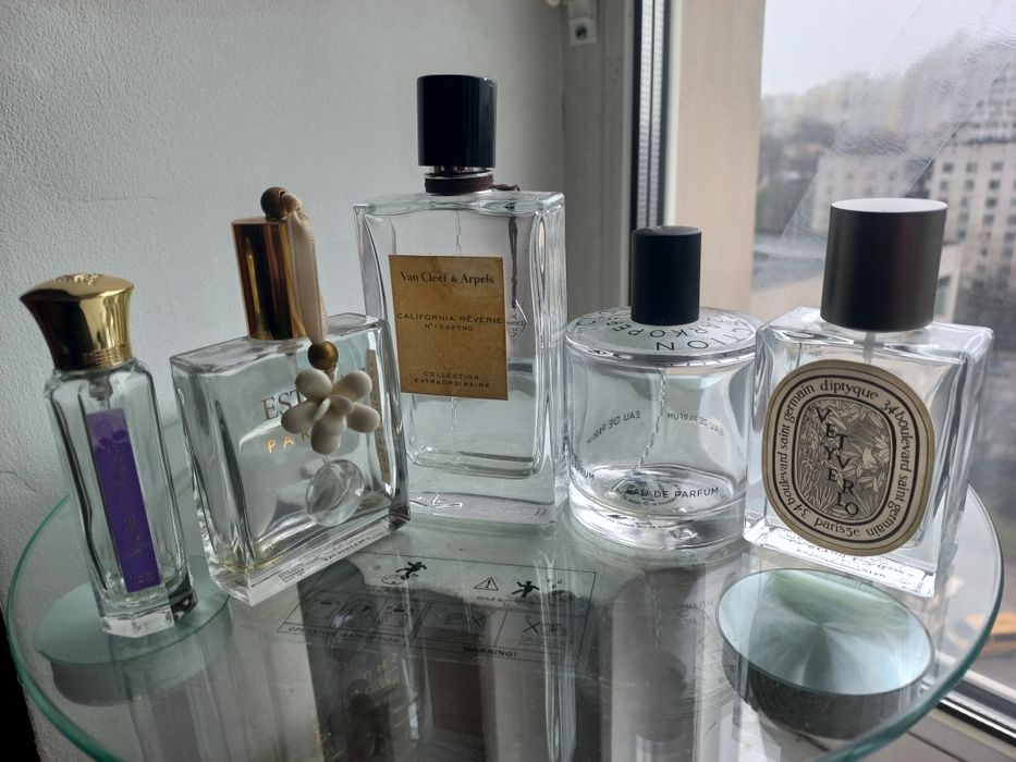 Скляні флакони парфумів для колекції