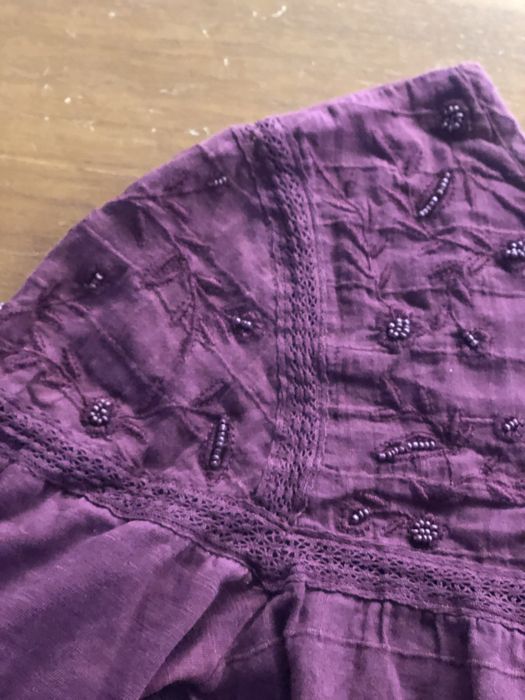 Blusa grana com bordado e renda