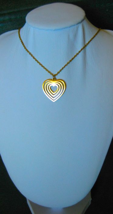Colar Aço Dourado c/ Coração Triplo NOVO