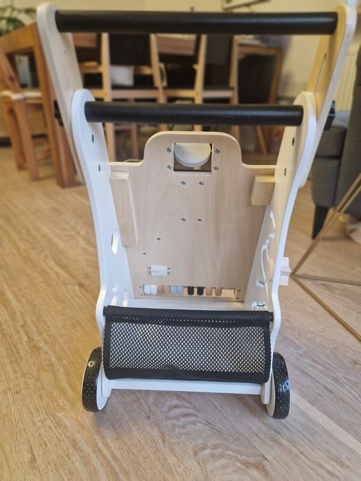 Drewniany chodzik, pchacz z regulowana rączką dla rocznego dziecka