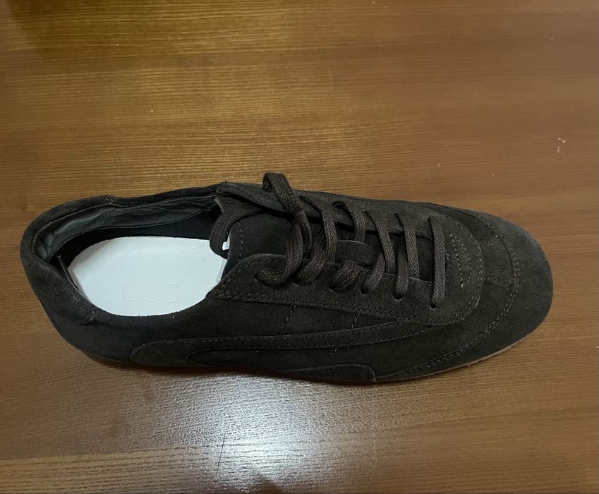 Нові кросівки COS