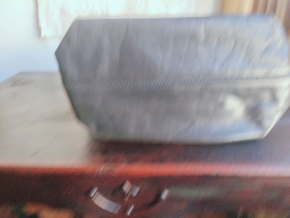 Mala em pele azul escuro