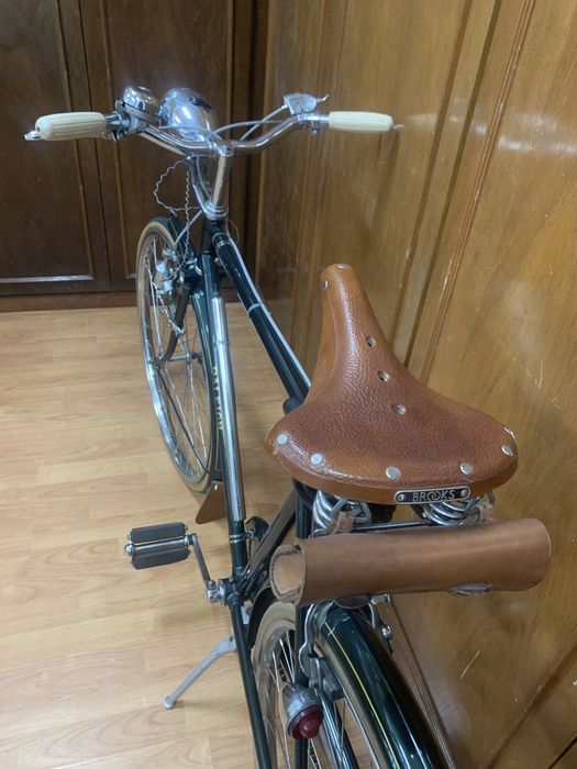 Bicicleta RALEIGH anos 50 restaurada ao pormenor.