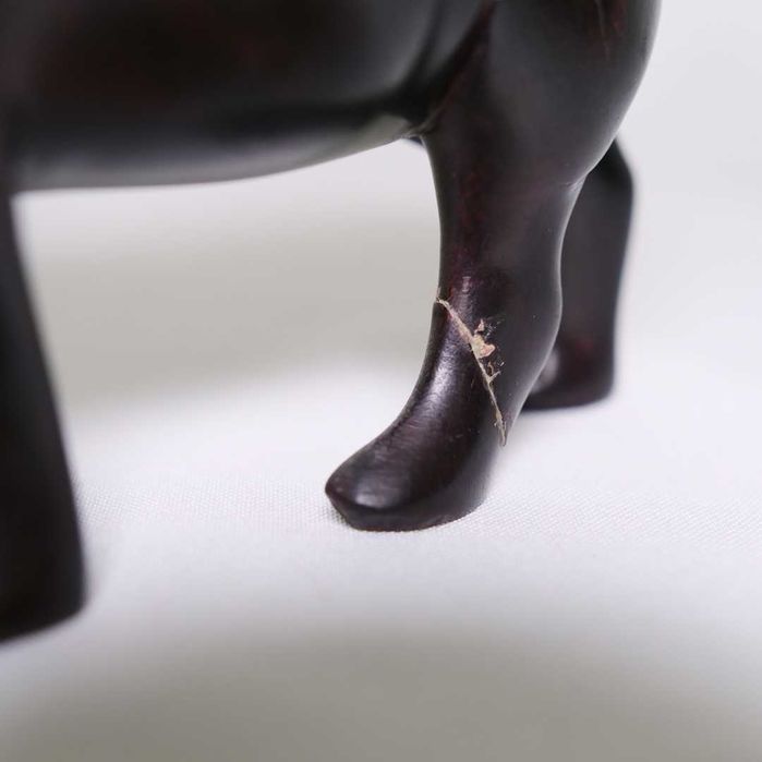 Figura de rinoceronte em pau-preto