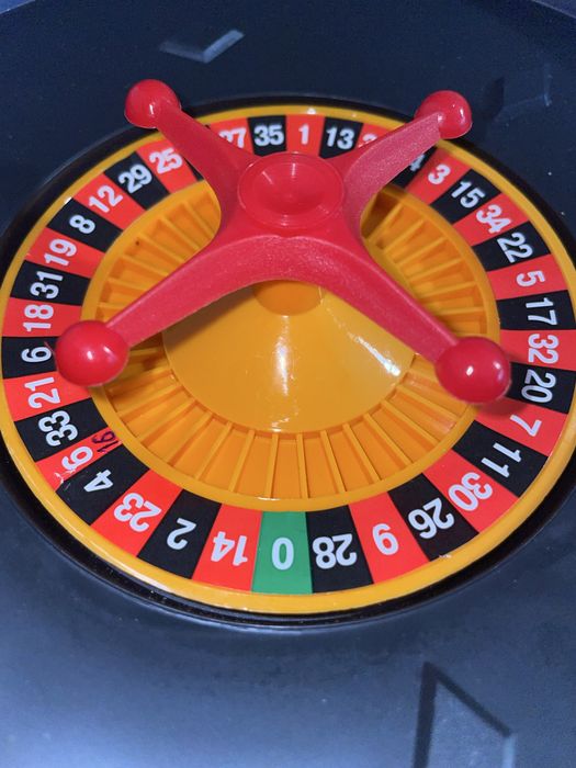 Настільна гра казино. Набір ігор- рулетка, нарди, шахи, тощо
