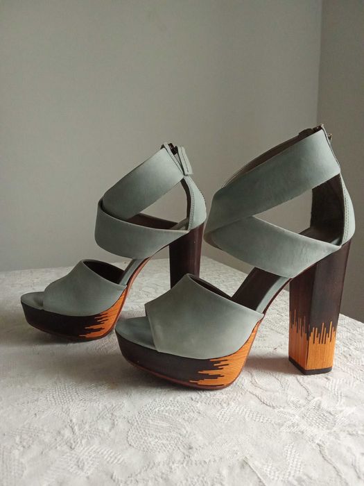 Sandálias de plataforma de salto alto