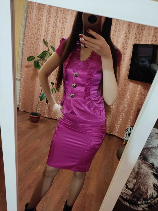 Летний костюм малинового цвета